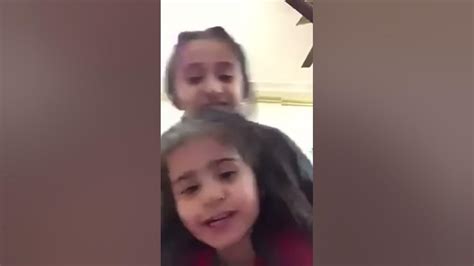 فيديو بنت ترمي بنت ع الكاميرا